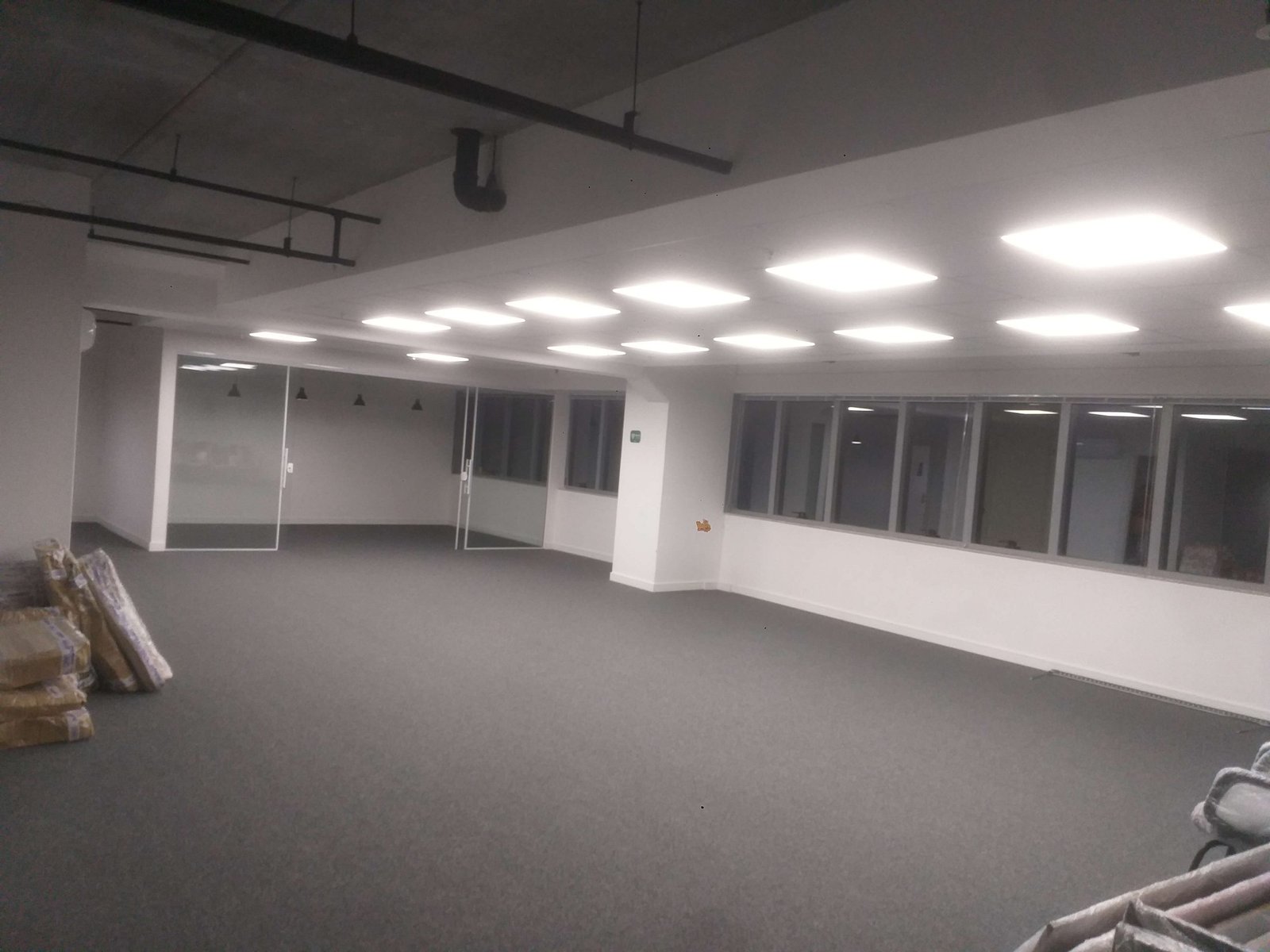 Instalação de luminária em sala comercial